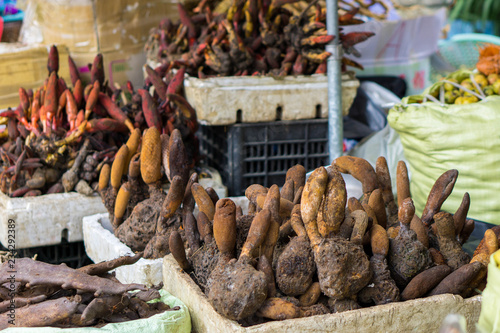 Foto Different roots at a local market of Sapa in the north of Vietnam
