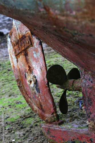 Helice Et Gouvernail Rouilles D Un Vieux Bateau Echoue Stock Photo Adobe Stock
