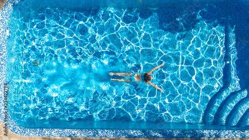 Dekoracja na wymiar  aktywna-dziewczyna-w-basenie-z-lotu-ptaka-drone-widok-z-gory-mloda-kobieta-plywa-w-niebieskiej-wodzie