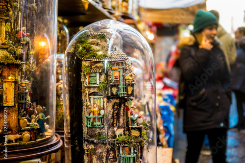 Cuadros en Lienzo Nativity Scene shop in San Gregorio Armeno street. Naples, Italy
