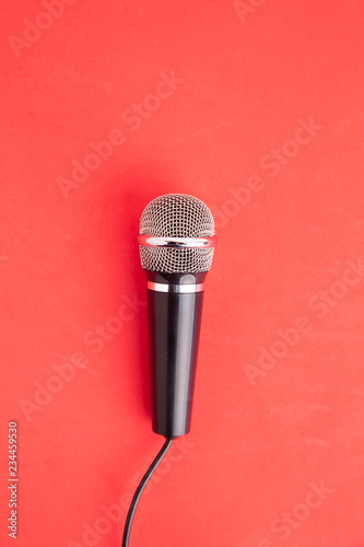 Fotografía microphone in colorful background