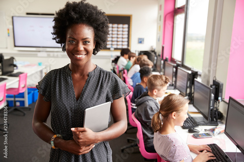 Cuadros en Lienzo Portrait Of Female Teacher Holding Digital Tablet Teaching Line Of High School S