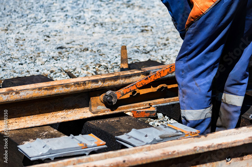 Fotografía Worker tightens the skrew in railway or tram tracks