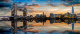 Fototapeta Londyn - Die Skyline von London: von der Tower Bridge bis zum Tower nach Sonnenuntergang mit Reflektionen in der Themse