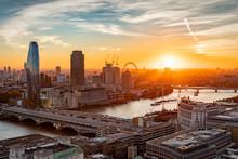Sonnenuntergang Hinter Der Skyline Von London: An Der Themse Entlang Bis Zur Westminster Brücke