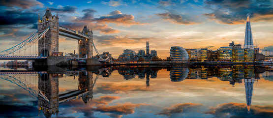 Fototapete - Die Skyline von London: von der Tower Bridge bis zum Tower nach Sonnenuntergang mit Reflektionen in der Themse