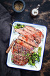 Traditionelles americanisches Barbecue dry aged Flank Steak aufgeschnitten als Draufsicht in einer Bratreine 