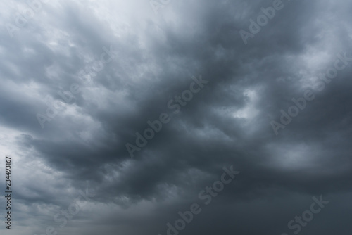 Plakat Burzowe chmury dramatyczne z czarnymi chmurami i nastrojowym niebem, ruchu ciemne niebo przed deszczem