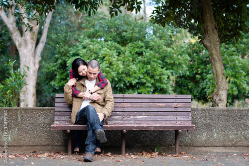 公園のベンチでハグをするカップル Stock 写真 Adobe Stock