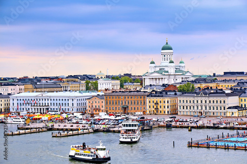 Cuadros en Lienzo Helsinki cityscape with Helsinki Cathedral and Market Square, Finland