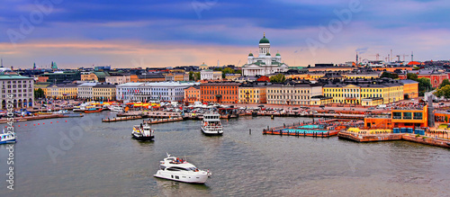 Cuadros en Lienzo Helsinki cityscape with Helsinki Cathedral and Market Square, Finland