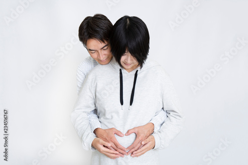 妊婦の大きなお腹の前で指でハートマークを作る夫婦 妊娠 臨月 愛情 幸せイメージ Stock 写真 Adobe Stock