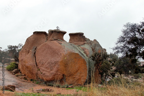 Fotografía Enchanted Rock State Natural Area, Texas, in rainy and foggy day