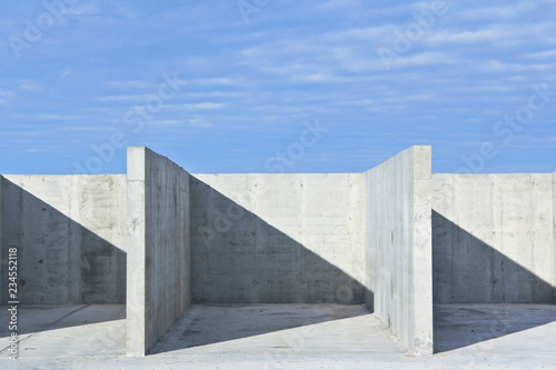 konstrukcja-z-betonu-zbrojonego-na-placu-budowy-pochmurno-beton-monumentalny