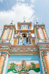 iglesia multicilor con torres azules  amarillas en el cielo azul, tabasco mexico