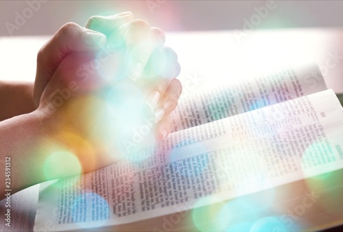 Fotografía Young woman pray with holy bible