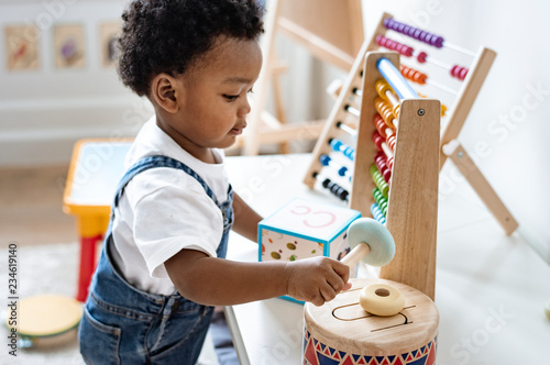 Fotomural Young boy playing with educational toys