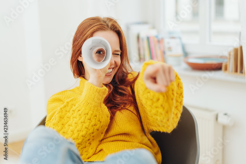 Fotomural Playful young woman playing I Spy
