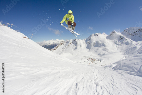 Dekoracja na wymiar  latajacy-narciarz-na-zasniezonych-gorach-ekstremalne-sporty-zimowe-narty-alpejskie-skopiuj-miejsce