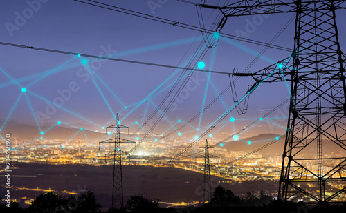 Fotografía High power electricity poles in urban area connected to smart grid