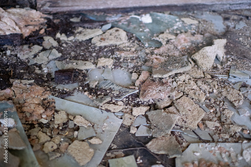 Fotografía deteriorated asbestos debris