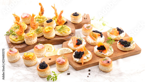 Fotografía assorted finger food- buffet