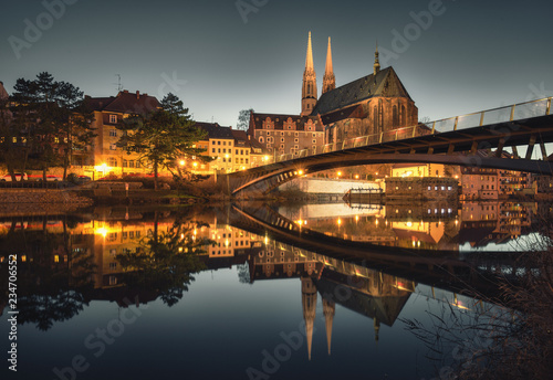 Obrazy most nocą   gorlitz-zgorzelec-starowka-z-kosciolem-peterskirche-i-mostem-rzeka-nysa-ze-swiatlami