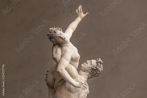 Fotografía Ancient style sculpture of The Rape of the Sabine Women in Loggia dei Lanzi in F