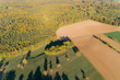Luftbild Wald und Wiesen im Herbst