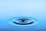 Fototapeta  - blaue Flüssigkeit mit ringförmigen Wellen