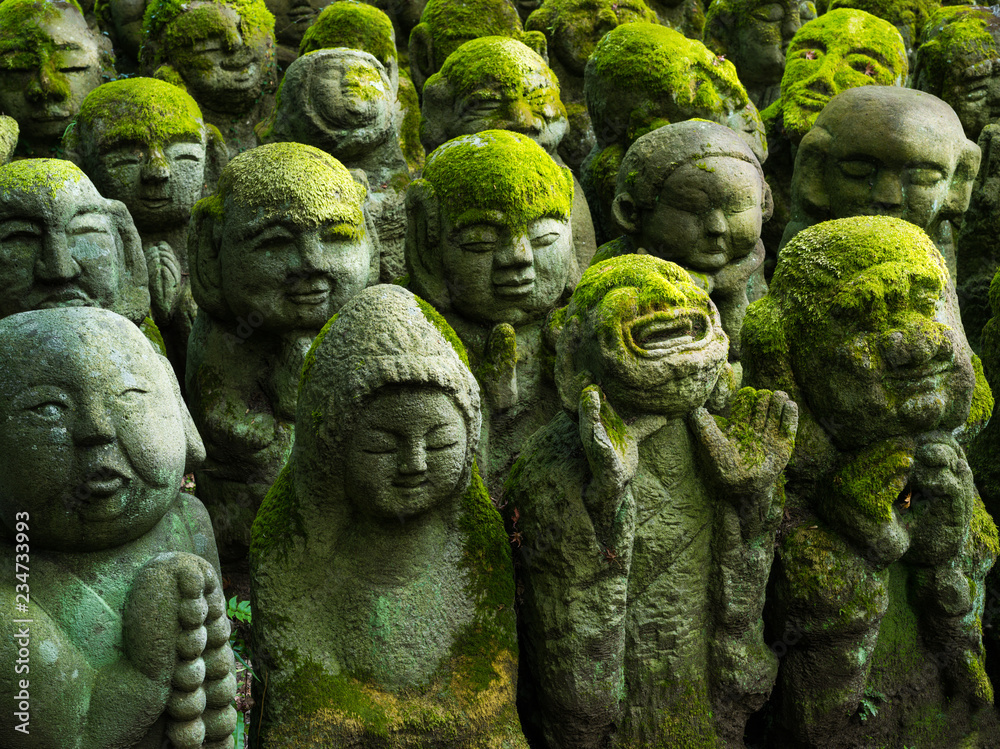 Buddhistische Statuen in Arashiyama, Kyoto, Japan - obrazy, fototapety, plakaty 