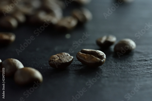 Foto Focus sur un seul grain de café sur un fond de nombreux grains de café sur un ta