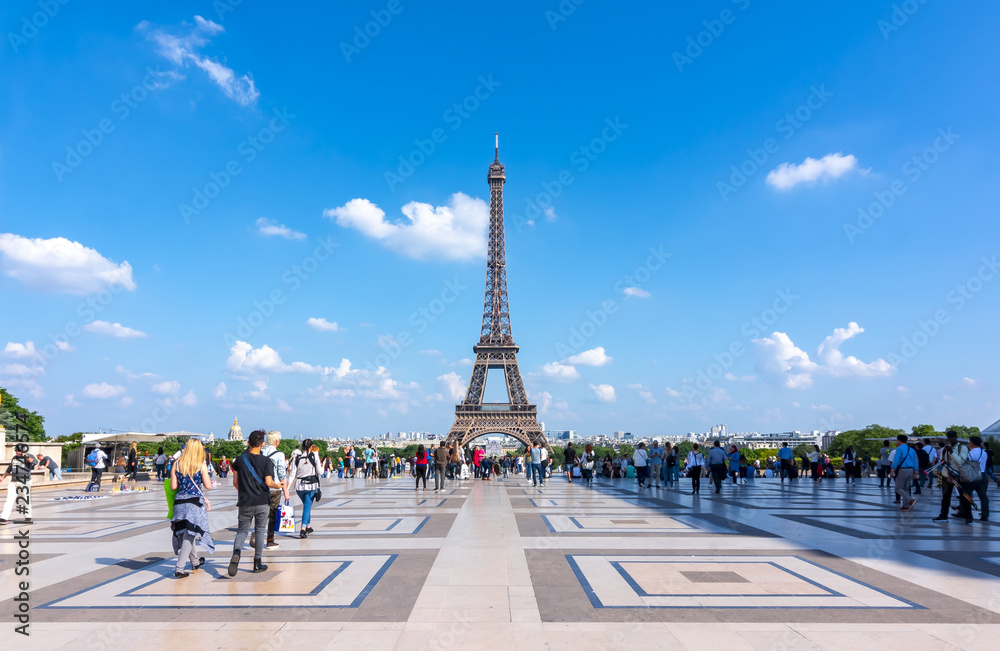 Eiffel tower and Trocadero square, Paris, France - obrazy, fototapety, plakaty 