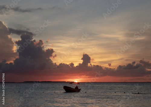 Fotografie, Obraz Tranquilidad en el atardecer, lancha en en mar, Isla Mujeres.