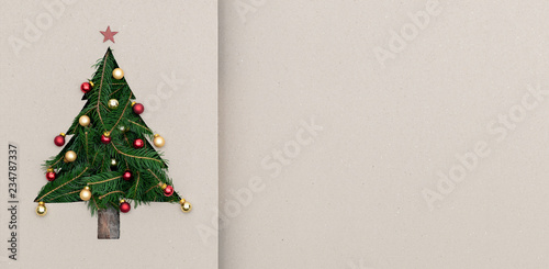 Fotografía Text or logo empty copy space in vertical top view cardboard with natural eco decorated christmas tree pine
