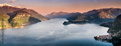 Fotografía Panormaic sunset view over Como Lake in Lombardy, Italy