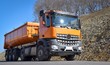 Oranger Lastkraftwagen auf einer Straßenbaustelle