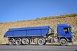 Straßenbau, Container-Auflieger Lkw für den Baustofftransport zur Baustelle