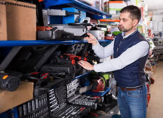 Man choosing grinding machine