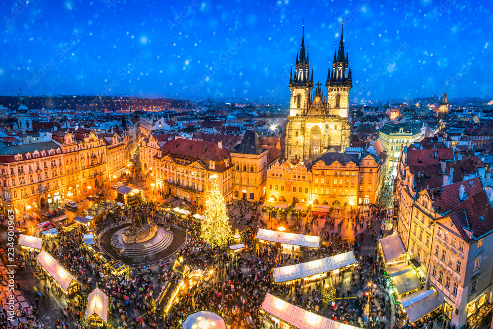 Weihnachtsmarkt auf dem Marktplatz in Prag, Tschechische Republik - obrazy, fototapety, plakaty 