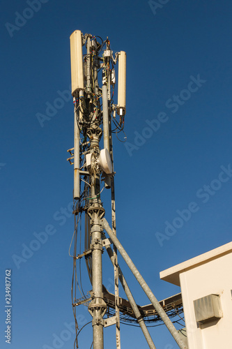 Fotografía Antenas de telefonía movil con sus conexiones y cableado en azotea de edificio