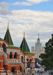 Wall Mural - St Basil Cathedral on Red Square and old buildings and architecture in back ground in Moscow, Russia