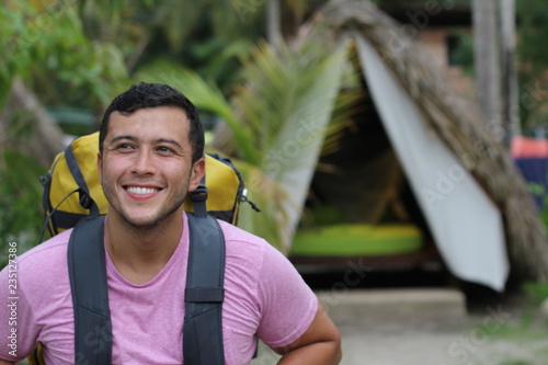 Fotografía Traveler with traditional South American bungalow in the background