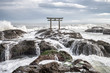 Japanisches Torii auf einem Felsen am Meer