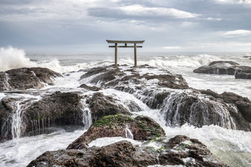 Wall Mural - japanisches torii auf einem felsen am meer