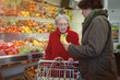 Seniorin im Supermarkt mit Betreuerin 