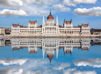 Wall Mural - Hungarian Parliament Building with reflection in Danube river, Budapest, Hungary