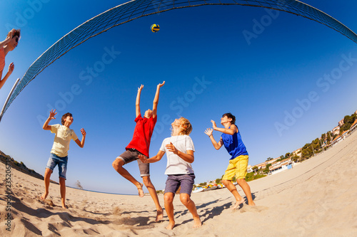 Fototapety piłka plażowa  nastoletni-chlopcy-grajacy-latem-w-siatkowke-plazowa