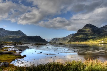 Norwegen, Lofoten, Flakstad, Flakstadpollen, Flakstadøya, Svolvær, Leknes, Ebbe, Tang, Tal, Fjord, Flakstadtinden, Blekktinden, Haus, Siedlung, Vikten, Spiegelbild