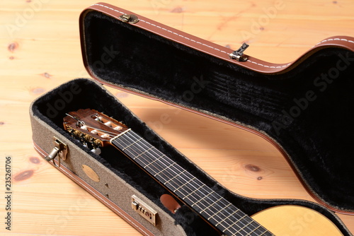 Cuadros en Lienzo Nylon Akustikgitarre aus Spanien für die Weihnachtsfeier auspacken, Arpeggios zu